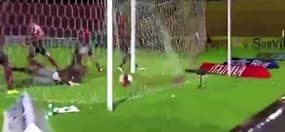 Un match du championnat brésilien se joue malgré le terrain inondé par la pluie