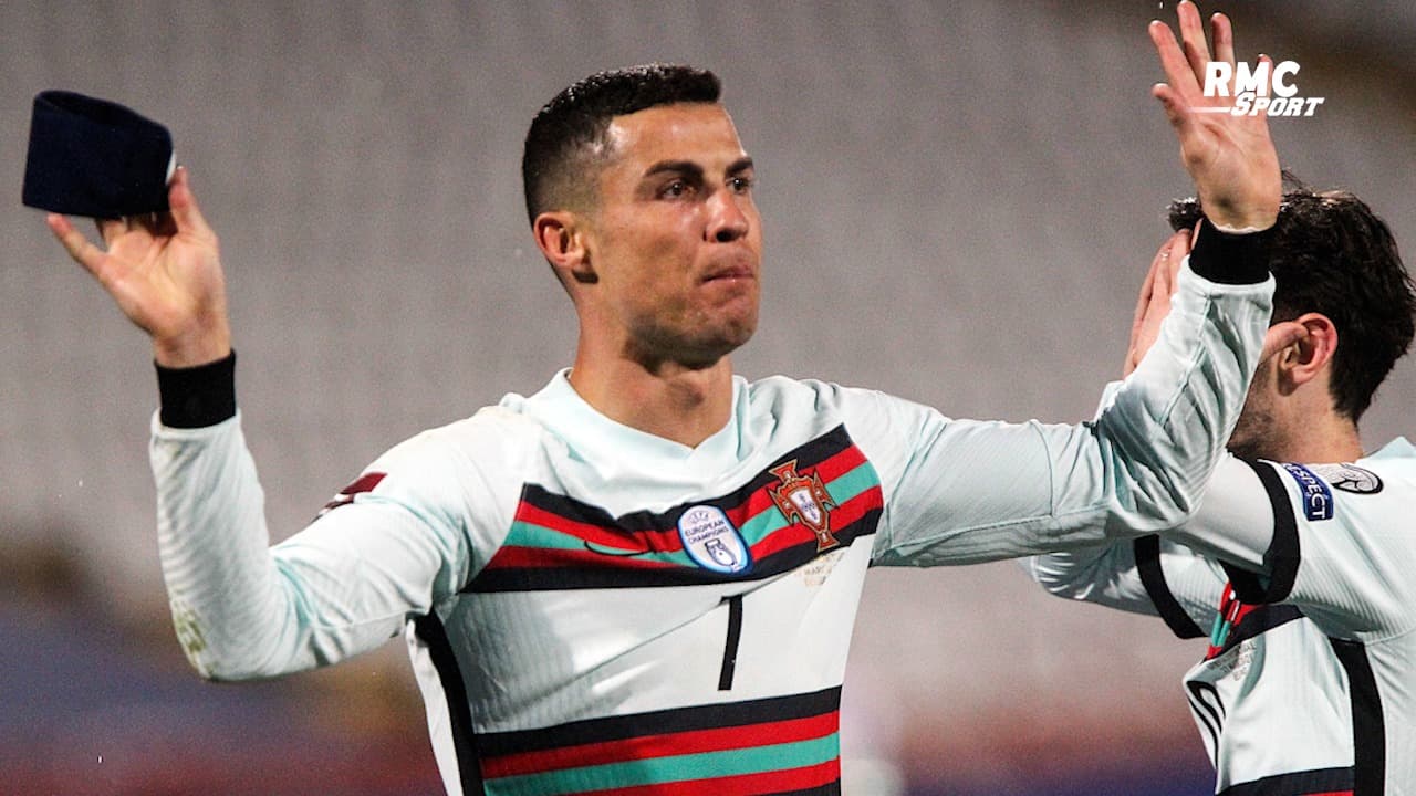 Portugal Le Brassard De Ronaldo Vendu Aux Encheres Pour Un Bebe Malade