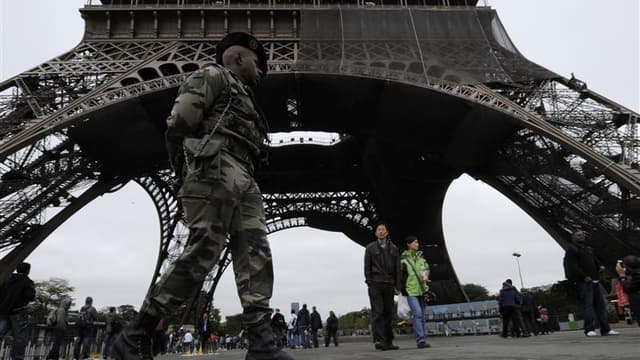 Soldat en patrouille au pied de la Tour Eiffel à cause du plan Vigipirate. Les députés français ont adopté mercredi à la quasi-unanimité un projet de loi qui permet de réprimer l'entraînement militaire à l'étranger de personnes soupçonnées de préparer des