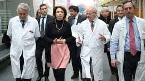 Les professeurs Carpentier, Fabiani et Latrémouille, de l'hôpital George-Pompidou, avec la ministre Marisol Touraine, le 21 décembre dernier.