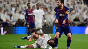 Lionel Messi face à Marcelo lors d'un Clasico, le 1er mars 2020