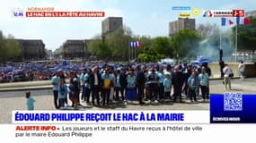 Le Havre: la joie des supporters du HAC sur le parvis de la mairie