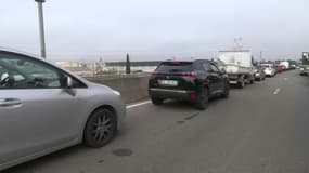 Une opération escargot a bloqué la circulation du côté de Fos-sur-Mer le 22 mars 2023. 