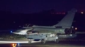 Photo fournie par le service de presse des armées d'un Rafale se préparant à décoller de la base aérienne de Saint-Dizier, le 13 avril 2018 pour une mission en Syrie
