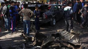 A Sadr City, un quartier chiite de Bagdad, après l'explosion d'une voiture piégée. Plusieurs attentats ont ébranlé dimanche différents quartiers essentiellement chiites de Bagdad, faisant au moins 28 morts et des dizaines de blessés./Photo prise le 17 fév
