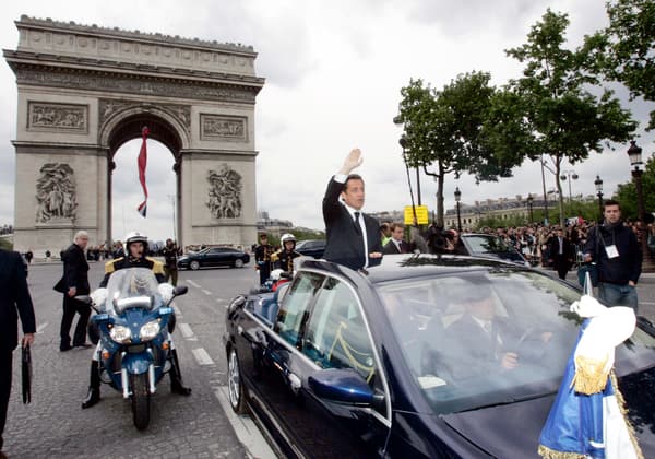 Nicolas Sarkozy in een luxe Peugeot 607 Paladin