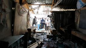 Policiers dans une église de Nairobi où un enfant de neuf ans a été tué et trois autres blessés dimanche par une grenade. Les forces de l'ordre kényanes soupçonnent les islamistes somaliens d'Al Chabaab. /Photo prise le 30 septembre 2012/REUTERS/Thomas Mu
