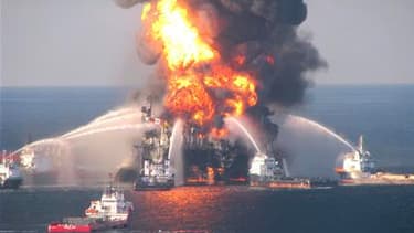Une plate-forme pétrolière de Transocean Ltd, en feu depuis une explosion survenue mardi soir, a sombré jeudi au large de la Louisiane et les sauveteurs continuent de rechercher 11 employés disparus. /Photo prise le 21 avril 2010/ REUTERS/Garde-côte améri
