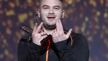 Le chanteur Jul, coqueluche des sites de streaming, apprécie peu d'apparaître à la télévision (ici aux Victoires de la musique en février 2017).