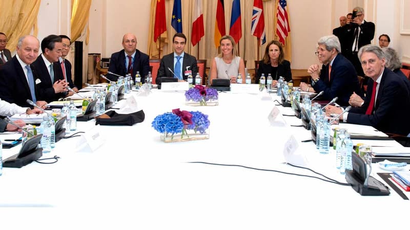Laurent Fabius, John Kerry, Sergeï Lavrov et Federica Mogherini, avec les autres diplomates en charge des négociations à Vienne.