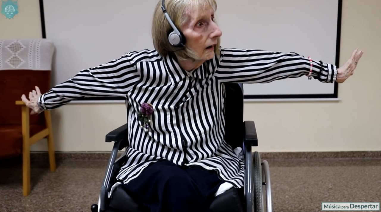 Atteinte d'Alzheimer, cette ancienne danseuse entend la musique du "Lac