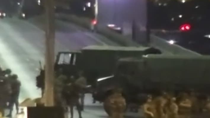 Des militaires sur un des ponts du Bosphore d'Istanbul Des militaires sur un des ponts du Bosphore d'Istanbul