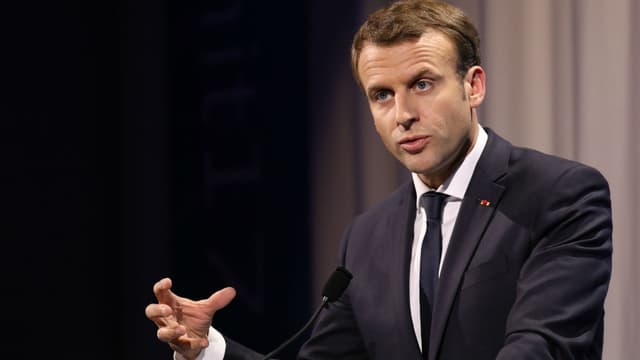 Le Président français Emmanuel Macron, le 17 novembre 2017 à une conférence de presse lors du sommet social européen à Göteborg, en Suède.