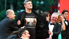 Un homme dévoile son t-shirt "Weinstein is innocent", à la Mostra de Venise le 1er septembre 2018.