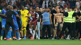 Incidents lors du match Nice-Marseille après le jet d'une bouteille sur le joueur de l'OM Dimitri Payet, le 22 août 2021 