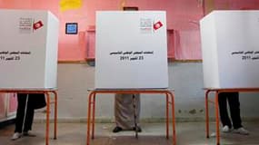 Bureau de vote à Marsa, dans le nord de la Tunisie. Le dépouillement était en cours ce lundi en Tunisie, où les électeurs se sont massivement rendus aux urnes pour désigner une assemblée constituante à l'occasion du premier scrutin démocratique issu du "p