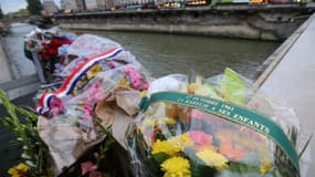 Des gerbes de fleurs déposées sur les bords de Seine en la mémoire des Algériens disparus le 17 octobre 1961 à Paris