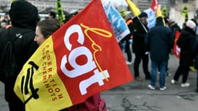 Le drapeau CGT de la fédération des cheminots lors d'une manifestation contre le projet de réforme des retraites, le 19 janvier 2023 devant la Gare de Lyon, à Paris