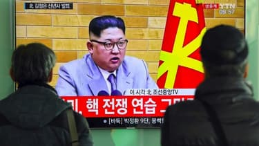 A Seoul, des passants regardent les voeux télévisés du leader nord-coréen, Kim Jong-Un, le 1er janvier 2018.