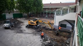 Les travaux se poursuivent cet été dans la cour de l'école Desbordes-Valmore afin de transformer la cour en îlot de fraîcheur.