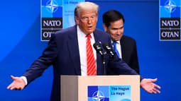 Donald Trump  entouré du secrétaire d'État américain Marco Rubio, à une conférence de presse lors du sommet de l'Organisation du traité de l'Atlantique Nord (OTAN) à La Haye, le 25 juin 2025.