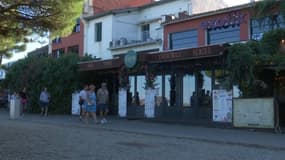 Le devanture du bar "L'Exotik Café" à Argelès-sur-Mer (Pyrénées-Orientales), le 1er septembre 2025.