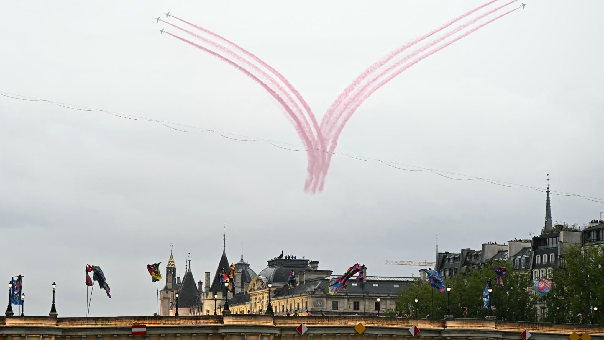 L'équipe d'élite de vol acrobatique de l'armée de l'air française « Patrouille de France » se produit lors de la cérémonie d'ouverture des Jeux Olympiques de Paris 2024 à Paris le 26 juillet 2024. L'équipe d'élite de vol acrobatique de l'armée de l'air française « Patrouille de France » se produit lors de la cérémonie d'ouverture des Jeux Olympiques de Paris 2024 à Paris le 26 juillet 2024.
