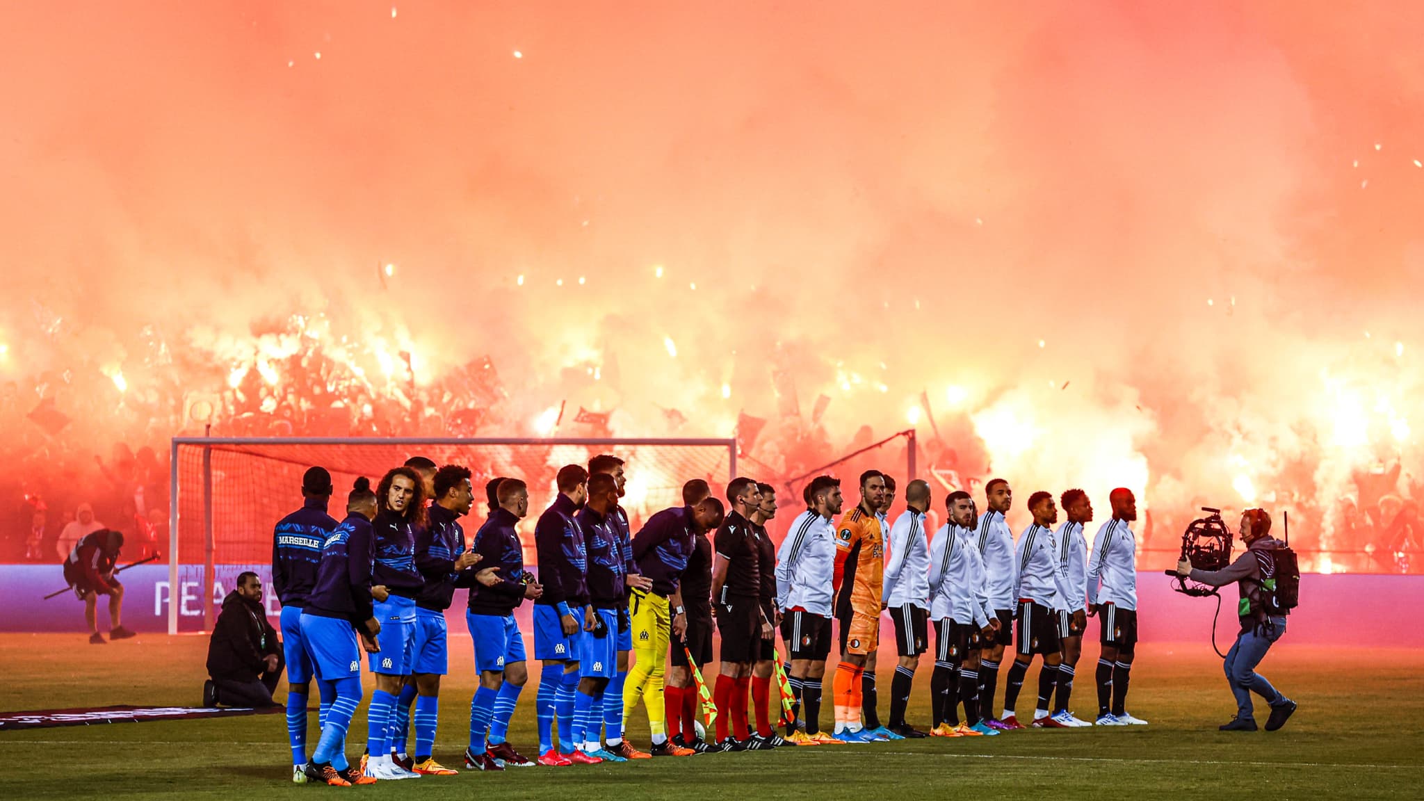 La chaude ambiance au coup d'envoi de Feyenoord-OM La chaude ambiance au coup d'envoi de Feyenoord-OM