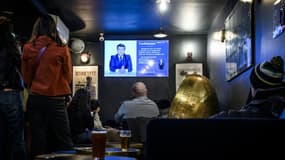 Les clients d'un bar de Bordeaux (sud-ouest de la France) suivent l'allocution télévisée du président Macron annonçant un reconfinement en France, le 28 octobre 2020