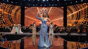 Miss Pologne Karolina Bielawska sacrée Miss Monde lors de la 70e édition du concours de beauté, le 16 mars 2022 à Puerto Rico.