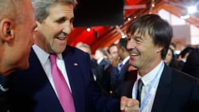L'ancien secrétaire d'État d'Obama, John Kerry, avec Nicolas Hulot, pendant la COP21 le 30 novembre 2015, au Bourget