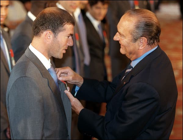 Zinédine Zidane décoré de la Légion d'honneur par le président Jacques Chirac, à l'Élysée le 1er septembre 1998
