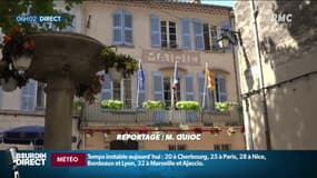 Les drapeaux en berne sur la façade de la mairie de Signes
