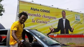 Affiche électorale dans une rue de Conakry. La Cour suprême de Guinée a confirmé dans la nuit de jeudi à vendredi la victoire de l'opposant historique Alpha Condé au second tour de la présidentielle, qui s'est tenu le 7 novembre. /Photo prise le 16 novemb