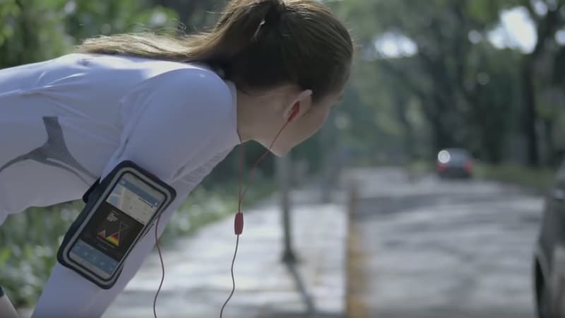 L'application Safe&Sound Music Player utilise la géolocalisation ainsi que le micro du smartphone pour réintroduire le bruit de la rue dans les écouteurs des piétons.