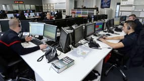 Des pompiers dans un centre d'appel à Paris, le 19 novembre 2013.