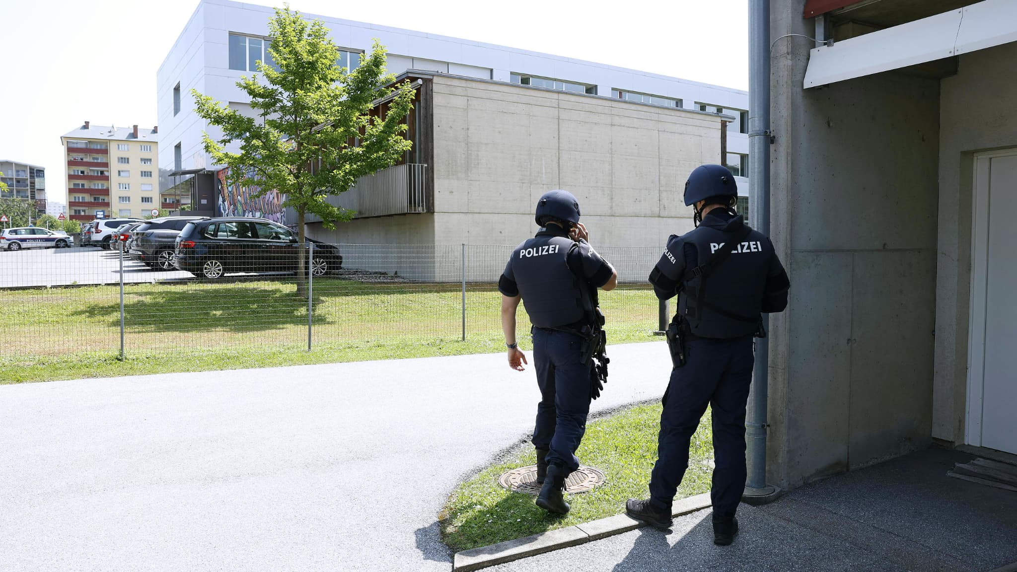 Deux policiers près d'une école où plusieurs personnes sont mortes dans une fusillade, le 10 juin 2025 à Graz, dans le sud-est de l'Autriche.