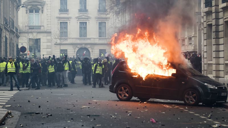 Une voiture en feu, dans le quartier des Champs-Elysées, à Paris, le 8 décembre 2018, en marge d'une manifestation des gilets jaunes
