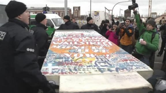 Vendredi, un premier panneau de béton emmené sous les yeux des manifestants.