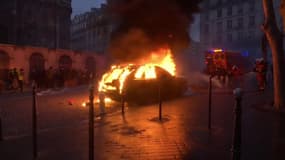 Des casseurs mettent le feu à une Porsche sur la place Saint-Augustin, à Paris
