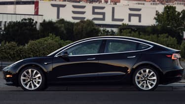 La première Model 3 de série, c'est elle. Le patron de Tesla Elon Musk a dévoilé le 09 juillet les premières images de la berline tant attendue.