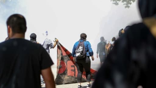Des militants antifascistes au milieu des gaz lacrymogènes lors d'une contre-manifestation face à un rassemblement d'extrême droite "contre le Marxisme" le 27 août 2017 à Los Angeles