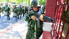 Soldats thailandais déployés dans le centre de Bangkok. Selon les hôpitaux et des témoins, les affrontements dans la capitale entre l'armée thaïlandaise et les "chemises rouges" se sont soldés depuis jeudi soir par cinq morts et 72 blessés au moins. /Phot