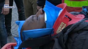 Paris: les pompiers prennent en charge un homme blessé au visage en marge de la manifestation des gilets jaunes 
