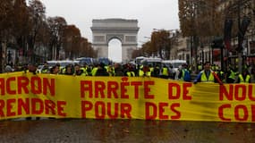 Des centaines de gilets jaunes ont manifesté pacifiquement, en fin de matinée samedi 1er décembre sur les Champs-Elysées.