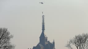 L'archange du Mont-Saint-Michel a été décroché avec succès en vue d'une restauration - Mardi 15 mars 2016
