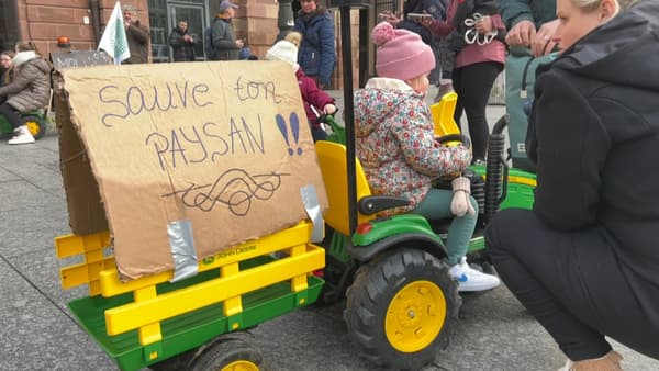 Les enfants ont défilé sur des tracteurs à pédales avec des pancartes qui reprenaient les slogans de leurs parents.