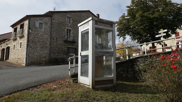 Une cabine téléphonique dans un village français. (Photo d'illustration)