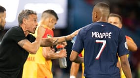  Luis Enrique donne des consignes à Kylian Mbappé lors de PSG-Lens (3-1, 3e journée de Ligue 1), le 26 août 2023