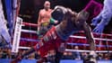 Tyson Fury (arrière-plan) inflige un KO à Deontay Wilder lors de leur troisième combat en octobre 2021